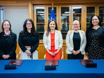 Atención consular para chilenas en el exterior se fortalece con nuevo convenio