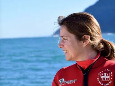 Carmen Long: La chilena que desafía el mar en Sudáfrica